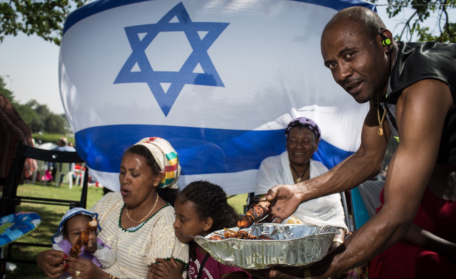 Israelis barbecuing on Independence Day in Sacher Park in Jerusalem. Photo by Hadas Parush/FLASH90
