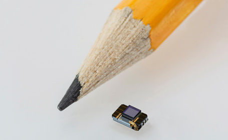 The NR600 implant form Nano Retina. (courtesy of Nano-Retina.com)