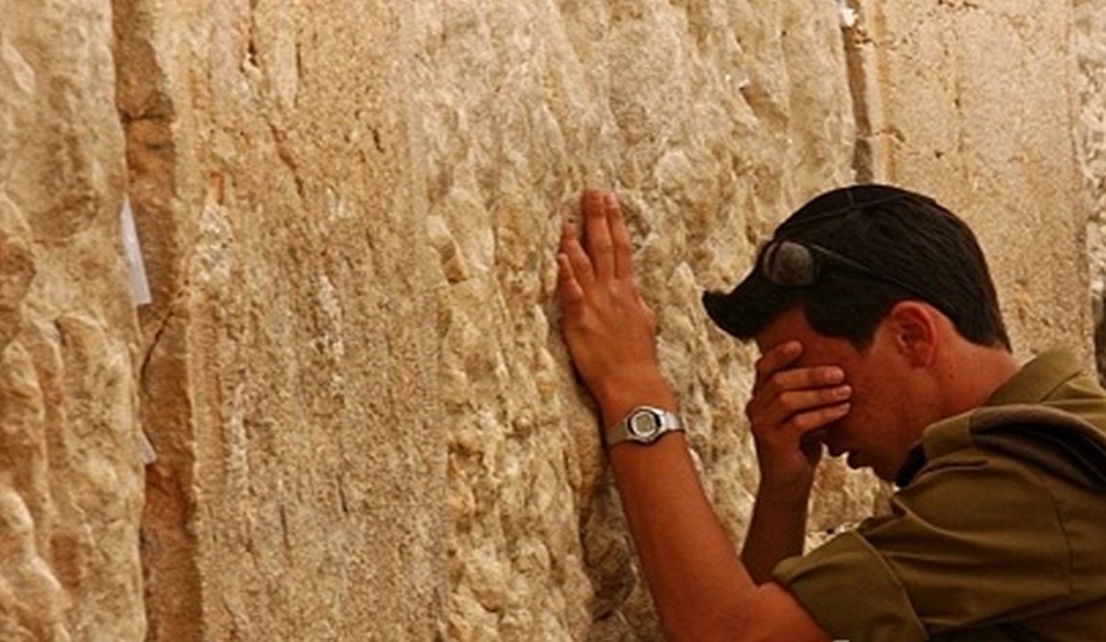 Praying at the wall (pic found on :jerusalemstone.theisraelboutique.com