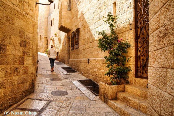 A narrow street in the Jewish Quarter (credit: Noam Chen, rent-a-guide.co.il)